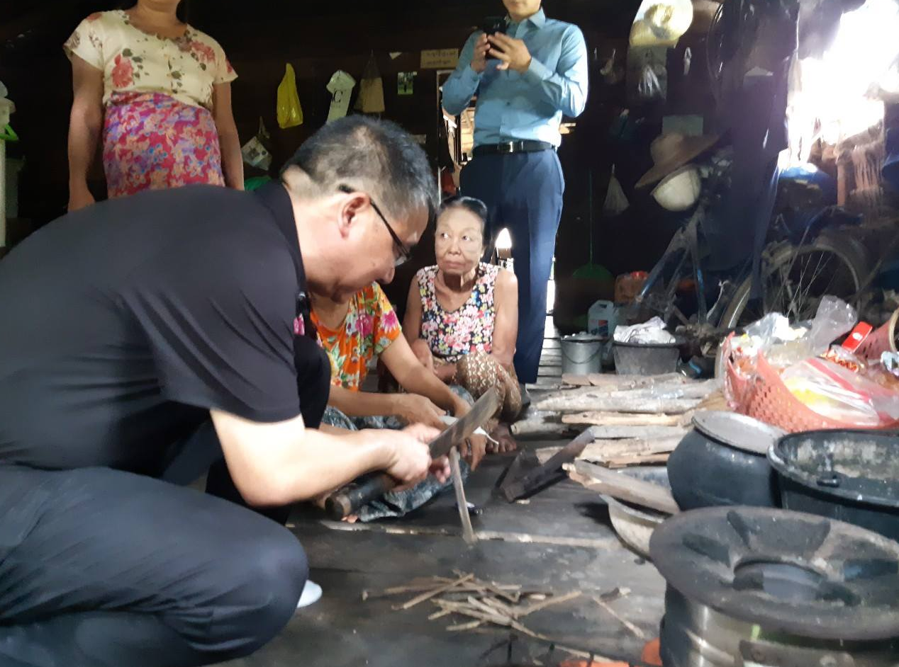 Jack ( CEO of SSM) show right way to use SSM STOVE in Myanmar