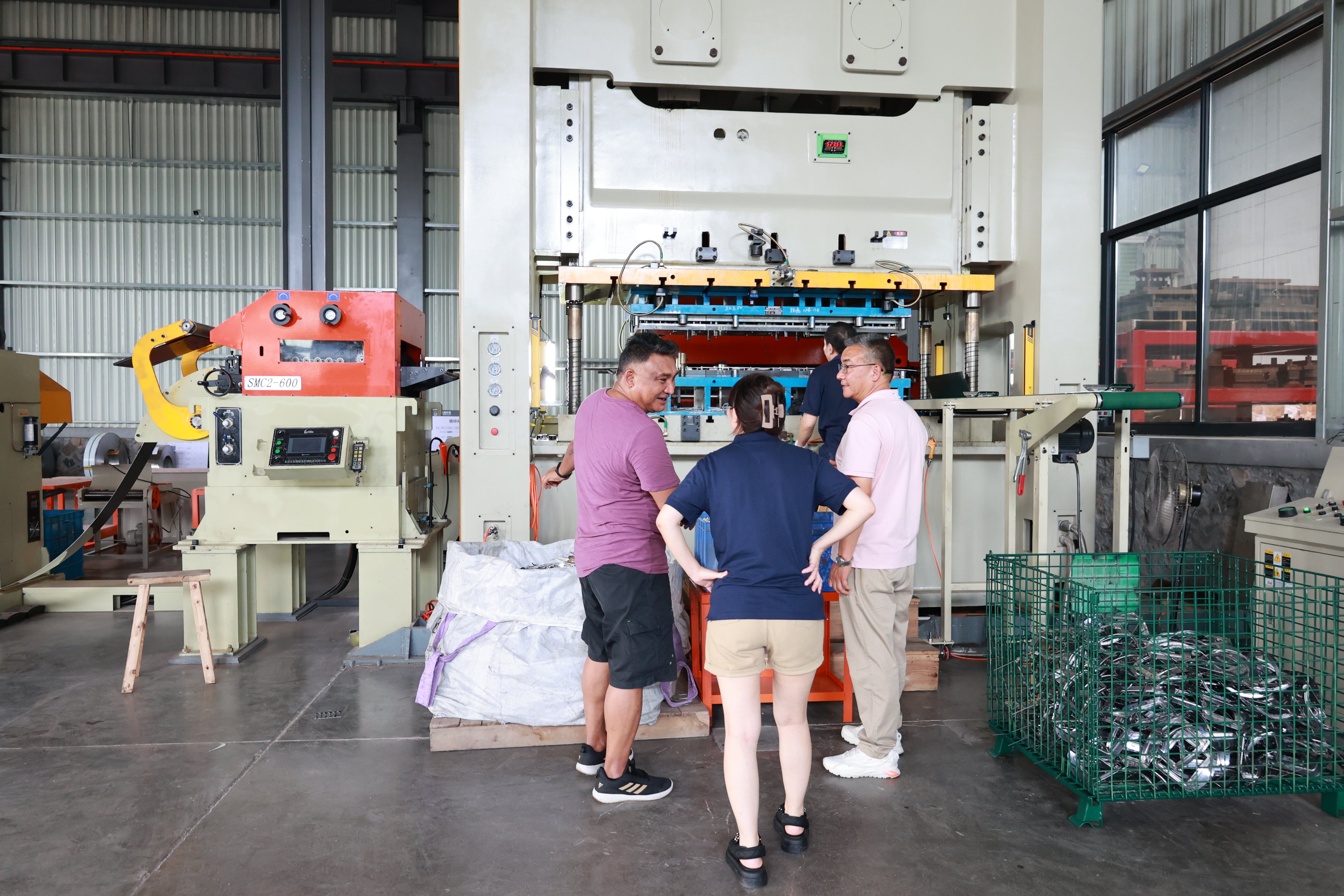 Photos taken when the customer team came to our factory to learn about the product manufacturing process for free.