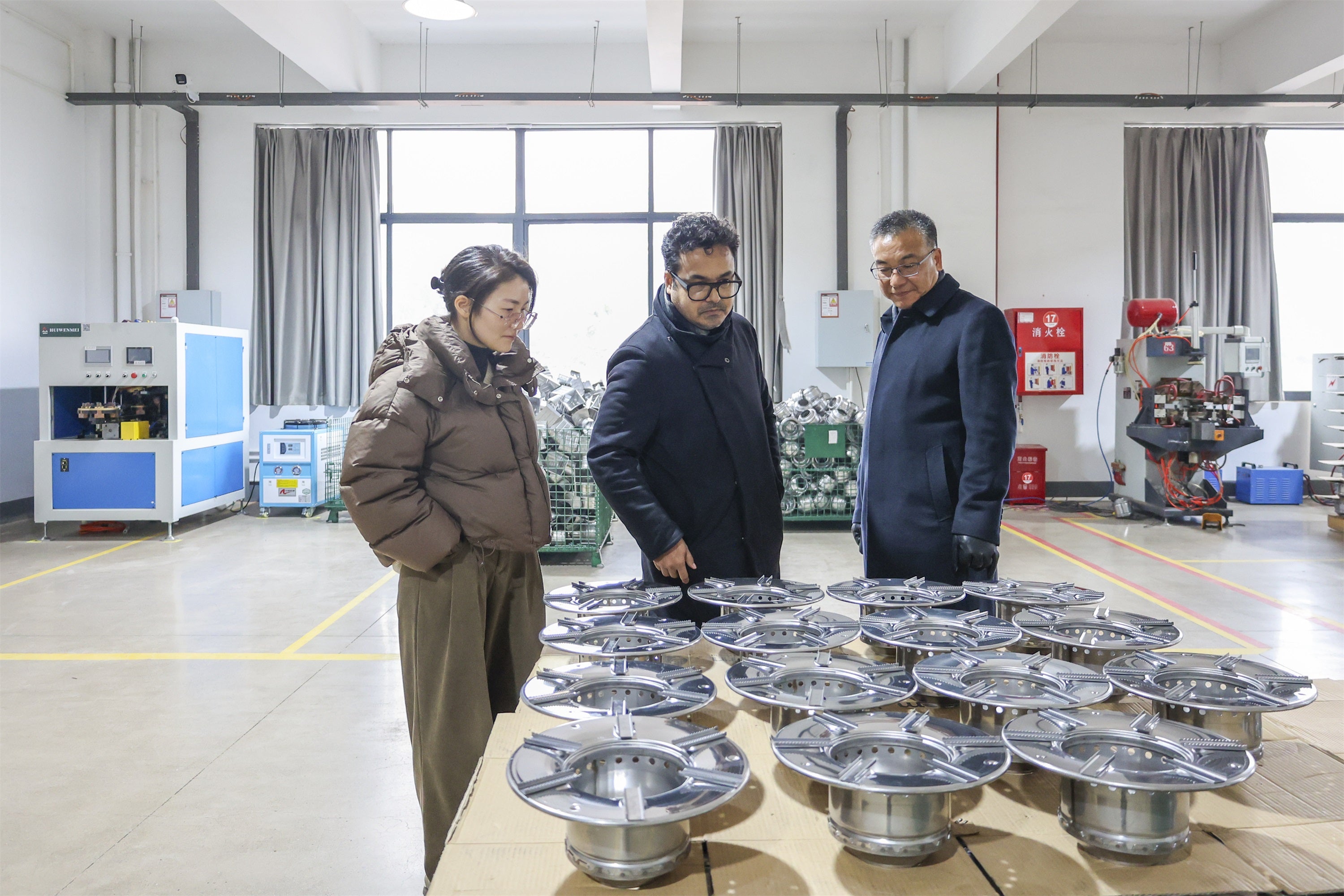 Photos taken by the customer when inspecting our warehouse's ample supply of various spare parts.