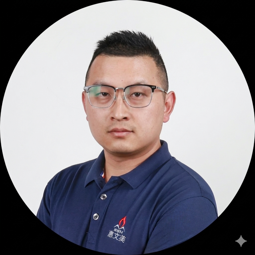 Portrait of Huang YiCong, HR Manager